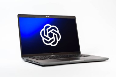 Prag, Çek Cumhuriyeti - 05: 18 2025: OpenAI logosunu gösteren bir dizüstü bilgisayarın düşük açılı görüntüsü. OpenAI, yapay zeka modelleri ve uygulamaları geliştiren bir platformdur..