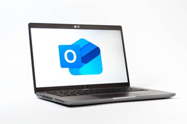 Prag, Çek Cumhuriyeti - 05: 18 2025: Outlook logosunu gösteren bir dizüstü bilgisayarın düşük açılı görüntüsü. Outlook iletileri göndermek ve yönetmek için bir e- posta platformudur.
