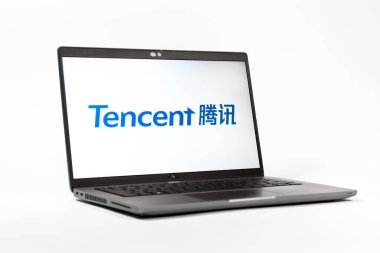 Prag, Çek Cumhuriyeti - 05: 18 2025: Tencent logosunu gösteren bir dizüstü bilgisayarın düşük açılı görüntüsü. Tencent internet hizmetleri ve oyunlar sağlayan bir teknoloji şirketidir..