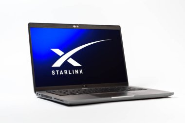 Prag, Çek Cumhuriyeti - 05: 18 2025: Starlink logosunu gösteren bir dizüstü bilgisayarın düşük açılı görüntüsü. Starlink küresel bağlantı sağlayan bir uydu internet hizmetidir.