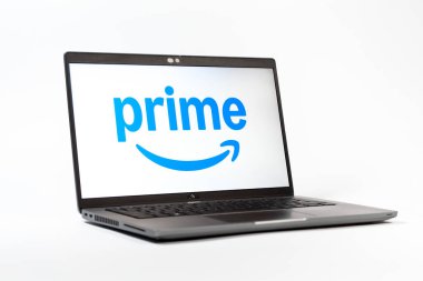 Prag, Çek Cumhuriyeti - 05: 18 2025: Prime logosunu gösteren bir dizüstü bilgisayarın düşük açılı görüntüsü. Asal, alışveriş, yayın ve faydaları için bir abonelik hizmetidir..