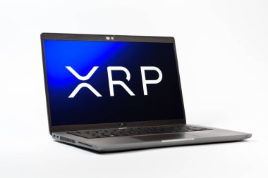 Prag, Çek Cumhuriyeti - 05: 18 2025: Ripple logosunu gösteren bir dizüstü bilgisayarın düşük açılı görüntüsü. Dalgalanma dijital kripto para birimi ve ödeme protokolüdür..