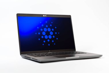 Prag, Çek Cumhuriyeti - 05: 18 2025: Cardano logosunu gösteren bir dizüstü bilgisayarın düşük açılı görüntüsü. Cardano akıllı sözleşmeler ve kripto için bir engelleme platformudur..