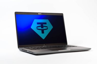 Prag, Çek Cumhuriyeti - 05: 18 2025: Bağlantı logosunu gösteren dizüstü bilgisayarın düşük açılı görüntüsü. Bağlayıcı, ABD dolarına bağlı dijital bir kripto para birimi..