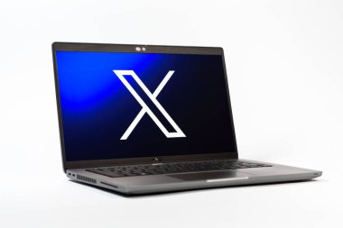 Prag, Çek Cumhuriyeti - 05: 18 2025: X logosunu gösteren bir dizüstü bilgisayarın düşük açılı görüntüsü. X, kısa gönderileri ve güncellemeleri paylaşmak için bir platformdur.