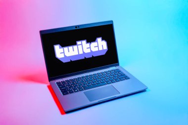 Prag, Çek Cumhuriyeti - 08 12 2025: Twitch logosunu gösteren bir dizüstü bilgisayarın tepeden aşağı görüntüsü. Twitch canlı yayın oyunları ve içeriği için bir platformdur.