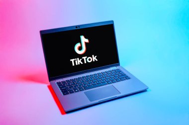 Prag, Çek Cumhuriyeti - 08 12 2025: TikTok logosunu gösteren bir dizüstü bilgisayarın tepeden aşağı görüntüsü. TikTok kısa, yaratıcı ve viral video platformu.
