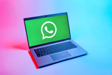 Prag, Çek Cumhuriyeti - 08 12 2025: Tek bir arkaplanda WhatsApp logosunu gösteren bir dizüstü bilgisayarın yukarıdan görünüşü. WhatsApp mesaj, çağrı ve medya göndermek için bir uygulamadır.