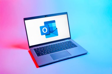 Prag, Çek Cumhuriyeti - 08 12 2025: Outlook logosunu gösteren bir dizüstü bilgisayarın tepeden aşağı görüntüsü. Outlook iletileri göndermek ve yönetmek için bir e- posta platformudur.