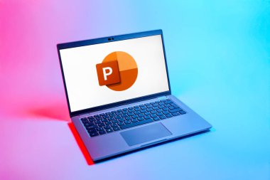 Prag, Çek Cumhuriyeti - 08 12 2025: Powerpoint logosunu gösteren tek bir arkaplanda bir dizüstü bilgisayarın yukarıdan aşağı görüntüsü. Powerpoint sunumlar ve slayt gösterileri oluşturmak için bir yazılımdır..