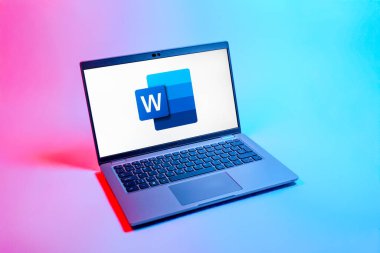 Prag, Çek Cumhuriyeti - 08 12 2025: Kelimenin logosunu gösteren tek tip bir arkaplanda bir dizüstü bilgisayarın yukarıdan görünüşü. Word belge yaratmak ve düzenlemek için bir yazılımdır..