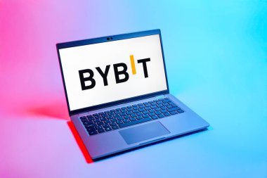 Prag, Çek Cumhuriyeti - 08 12 2025: Bybit logosunu gösteren bir dizüstü bilgisayarın tepeden aşağı görüntüsü. Bybit şifreli para ve türev ticareti için bir platformdur.