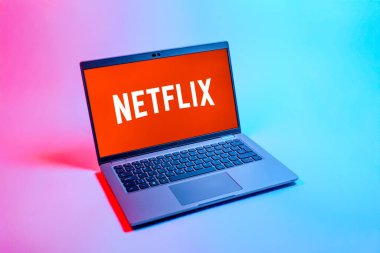 Prag, Çek Cumhuriyeti - 08 12 2025: Netflix logosunu gösteren bir dizüstü bilgisayarın tepeden aşağı görüntüsü. Netflix sinema ve televizyon programları için bir yayın platformudur..