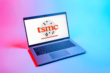 Prag, Çek Cumhuriyeti - 08 12 2025: TSMC logosunu gösteren tek bir arkaplanda dizüstü bilgisayarın yukarıdan görünüşü. TSMC, teknoloji şirketleri için yarı iletken dökümhane üretim çipleri..