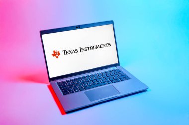 Prag, Çek Cumhuriyeti - 08 12 2025: Tekdüze bir arkaplanda Teksas Enstrümanları logosunu gösteren bir dizüstü bilgisayarın yukarıdan görünüşü. Texas Instruments yarı iletken ve elektronik üreten bir şirket..