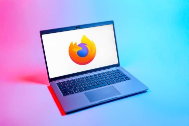 Prag, Çek Cumhuriyeti - 08 12 2025: Firefox logosunu gösteren bir dizüstü bilgisayarın tepeden aşağı görüntüsü. Firefox hızlı ve güvenli internet taraması için bir web tarayıcısıdır.
