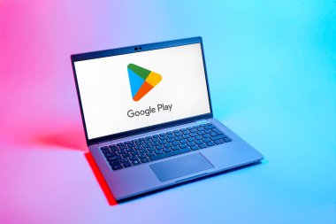 Prag, Çek Cumhuriyeti - 08 12 2025: Google Play logosunu gösteren bir dizüstü bilgisayarın yukarıdan aşağı görüntüsü. Google Play uygulamaları, oyunları ve dijital içeriği indirmek için bir platformdur.