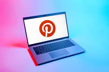 Prag, Çek Cumhuriyeti - 08 12 2025: Pinterest logosunu gösteren bir dizüstü bilgisayarın tepeden aşağı görüntüsü. Pinterest fikirleri görsel olarak keşfetmek ve kaydetmek için bir platformdur..