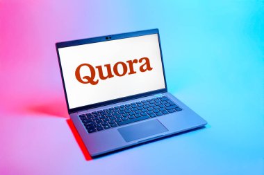 Prag, Çek Cumhuriyeti - 08 12 2025: Quora logosunu gösteren bir dizüstü bilgisayarın tepeden aşağı görüntüsü. Quora soru sormak ve bilgi paylaşmak için bir platformdur..