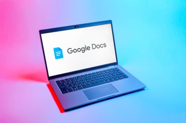 Prag, Çek Cumhuriyeti - 08 12 2025: Google Docs logosunu gösteren bir dizüstü bilgisayarın yukarıdan aşağı görüntüsü. Google Docs metin belgeleri oluşturmak ve düzenlemek için bir platformdur.