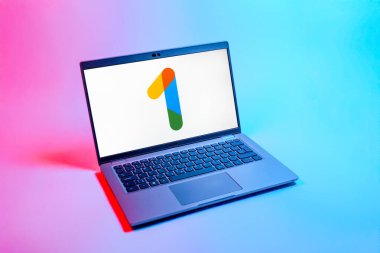 Prag, Çek Cumhuriyeti - 08 12 2025: Google One logosunu gösteren bir dizüstü bilgisayarın yukarıdan aşağı görüntüsü. Google 1 bulut depolama ve abonelik hizmetleri için bir platformdur.