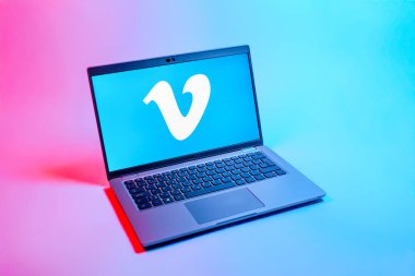 Prag, Çek Cumhuriyeti - 08 12 2025: Vimeo logosunu gösteren tek bir arka plandaki dizüstü bilgisayarın yukarıdan görünüşü. Vimeo, yüksek kaliteli video sunucu ve paylaşımı için bir platformdur.