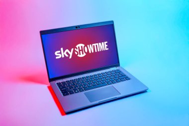 Prag, Çek Cumhuriyeti - 08 12 2025: SkyShowtime logosunu gösteren bir dizüstü bilgisayarın tepeden aşağı görüntüsü. SkyShowtime, sinema ve televizyon dizileri için bir yayın platformudur..
