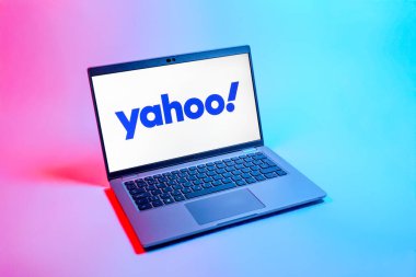 Prag, Çek Cumhuriyeti - 08 12 2025: Yahoo logosunu gösteren tek bir arkaplanda dizüstü bilgisayarın yukarıdan görünüşü. Yahoo haber, e-posta ve internet hizmetleri için bir platformdur..