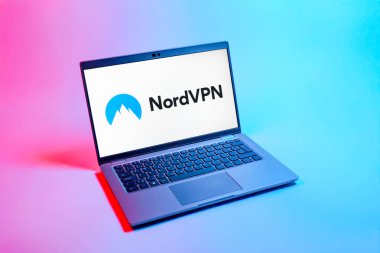 Prag, Çek Cumhuriyeti - 08 12 2025: NordVPN logosunu gösteren bir dizüstü bilgisayarın tepeden aşağı görüntüsü. NordVPN güvenli ve özel internet taraması için bir platformdur.