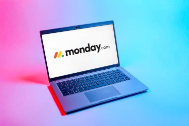 Prag, Çek Cumhuriyeti - 08 12 2025: Monday.com logosunu gösteren bir dizüstü bilgisayarın tepeden aşağı görüntüsü. Monday.com proje yönetimi ve takım işbirliği için bir platformdur.