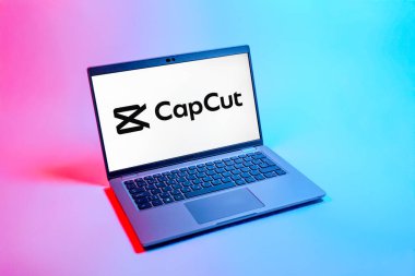 Prag, Çek Cumhuriyeti - 08 12 2025: Tek tip arkaplanda CapCut logosunu gösteren bir dizüstü bilgisayarın yukarıdan görünüşü. CapCut video düzenleme ve oluşturma için bir platformdur.