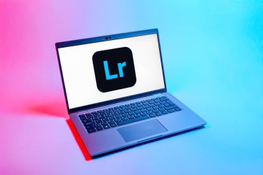 Prag, Çek Cumhuriyeti - 08 12 2025: Lightroom logosunu gösteren bir dizüstü bilgisayarın tepeden aşağı görüntüsü. Lightroom fotoğraf düzenleme ve yönetim için bir yazılımdır..