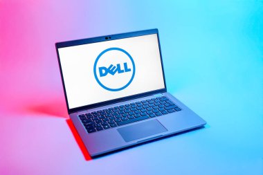 Prag, Çek Cumhuriyeti - 08 12 2025: Dell logosunu gösteren bir dizüstü bilgisayarın tepeden aşağı görüntüsü. Dell bilgisayar ve bilişim çözümleri üreten bir teknoloji şirketidir..