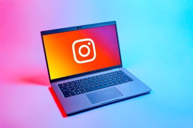 Prag, Çek Cumhuriyeti - 08 12 2025: Instagram logosunu gösteren tek bir arkaplanda bir dizüstü bilgisayarın yukarıdan aşağı görüntüsü. Instagram fotoğraf ve video paylaşımı için bir sosyal medya platformudur..