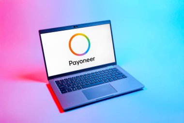 Prag, Çek Cumhuriyeti - 08 12 2025: Payonez logosunu gösteren bir dizüstü bilgisayarın tepeden aşağı görüntüsü. Paeveryone, küresel online ödemeler ve para transferleri için bir platformdur.