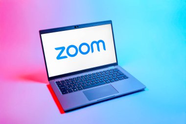 Prag, Çek Cumhuriyeti - 08 12 2025: Zoom logosunu gösteren bir dizüstü bilgisayarın tepeden aşağı görüntüsü. Zoom video toplantıları ve çevrimiçi işbirliği için bir platform.