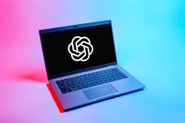 Prag, Çek Cumhuriyeti - 08 12 2025: OpenAI logosunu gösteren bir dizüstü bilgisayarın tepeden aşağı görüntüsü. OpenAI, yapay zeka modelleri ve uygulamaları geliştiren bir platformdur..