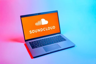 Prag, Çek Cumhuriyeti - 08 12 2025: Tek bir arkaplanda SoundCloud logosunu gösteren bir dizüstü bilgisayarın yukarıdan görünüşü. SoundCloud müzik paylaşımı ve yayını için bir platformdur..