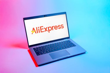 Prag, Çek Cumhuriyeti - 08 12 2025: Tek tip arkaplanda AliExpress logosunu gösteren bir dizüstü bilgisayarın yukarıdan görünüşü. AliExpress, küresel çapta bir alışveriş ürünleri çevrimiçi pazarıdır..