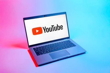 Prag, Çek Cumhuriyeti - 08 12 2025: Youtube logosunu gösteren bir dizüstü bilgisayarın tepeden aşağı görüntüsü. Youtube dünya çapında videoları izlemek ve paylaşmak için bir platform.
