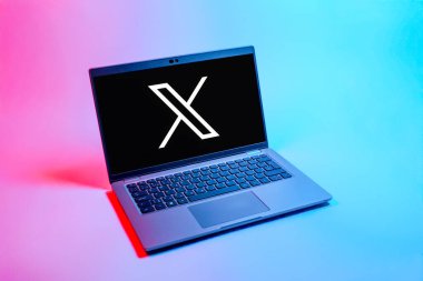 Prag, Çek Cumhuriyeti - 08 12 2025: X logosunu gösteren tek bir arka planda dizüstü bilgisayarın yukarıdan görünüşü. X, kısa gönderileri ve güncellemeleri paylaşmak için bir platformdur.