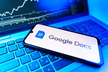 Prag, Çek Cumhuriyeti - 09 02 2025: Google Docs logosunu gösteren dizüstü bilgisayarlı telefon. Google Docs metin belgeleri oluşturmak ve düzenlemek için bir platformdur.