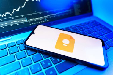 Prag, Çek Cumhuriyeti - 09 02 2025: Google Keep logosunu gösteren dizüstü bilgisayarlı telefon. Google Keep notlar, listeler ve hatırlatıcılar için bir platformdur.