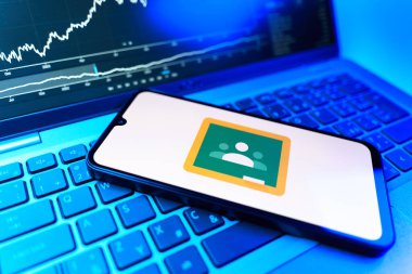Prag, Çek Cumhuriyeti - 09 02 2025: Google Sınıfı logosunu gösteren dizüstü bilgisayarlı telefon. Google Sınıfı, sınıfları ve eğitim içeriğini yönetmek için bir platformdur.