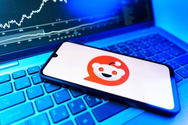 Prag, Çek Cumhuriyeti - 09 02 2025: Reddit logosunu gösteren dizüstü bilgisayarlı telefon. Reddit tartışma, haber ve toplum içeriği için bir platformdur.