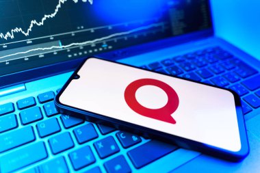 Prag, Çek Cumhuriyeti - 09 02 2025: telefon bilgisayarda Quora logosunu gösteriyor. Quora soru sormak ve bilgi paylaşmak için bir platformdur..