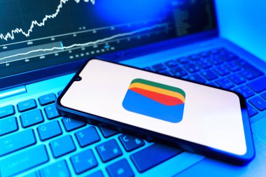 Prag, Çek Cumhuriyeti - 09 02 2025: Google Cüzdan logosunu gösteren dizüstü bilgisayarlı telefon. Google Cüzdanı dijital ödeme yöntemlerini depolamak ve kullanmak için bir platformdur.