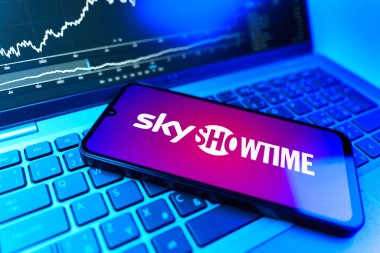 Prag, Çek Cumhuriyeti - 09 02 2025, SkyShowtime logosunu gösteren dizüstü bilgisayarlı telefon. SkyShowtime, sinema ve televizyon dizileri için bir yayın platformudur..