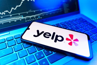 Prag, Çek Cumhuriyeti - 09 02 2025: telefondan Yelp logosu görünüyor. Yelp yerel işletmeleri bulmak ve incelemek için bir platformdur.