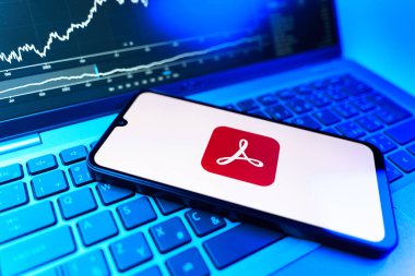 Prag, Çek Cumhuriyeti - 09 02 2025: Telefondan Acrobat Reader logosu görünüyor. Acrobat Reader, PDF belgelerini görüntülemek ve yönetmek için bir platformdur.